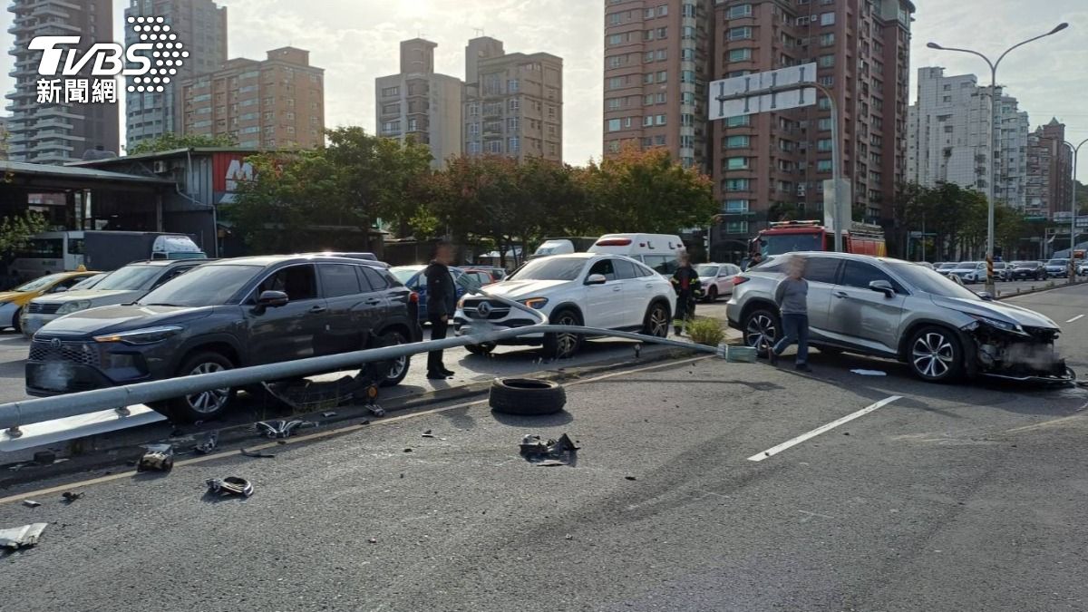北市7旬翁駕車暴衝撞斷路燈　對向3車遭重砸