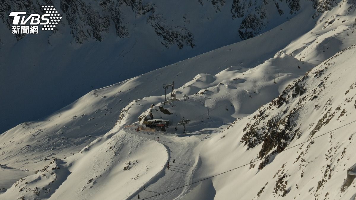 驚險瞬間曝！奧地利雪崩吞沒「8人滑雪隊」　全員奇蹟獲救
