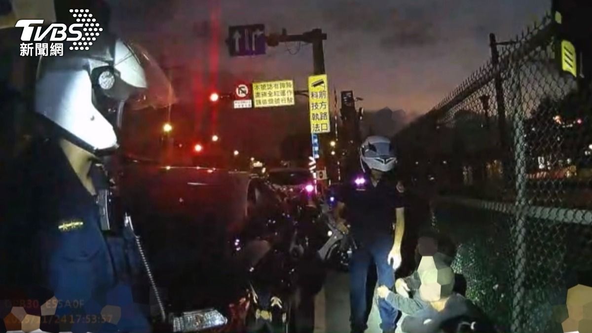 獨/女警比例提升! 1v5氣場 電擊槍「控制一車逃逸工」