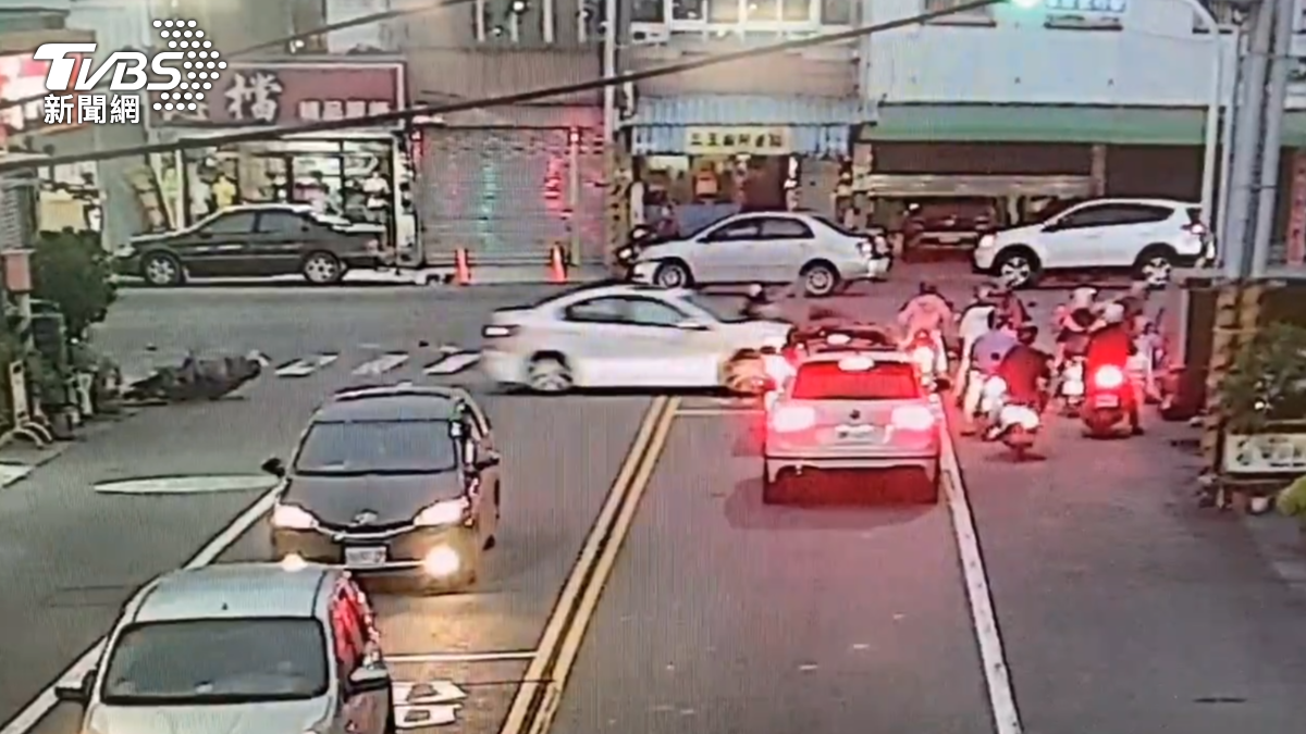 2車追撞再連環撞7機車!7人受傷送醫 10歲男童手骨折