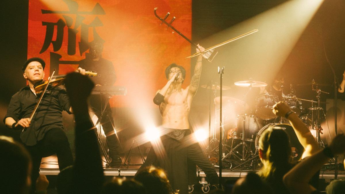 林昶佐芬蘭脫了！合體閃靈開唱曬超猛身材　台下民眾暴動