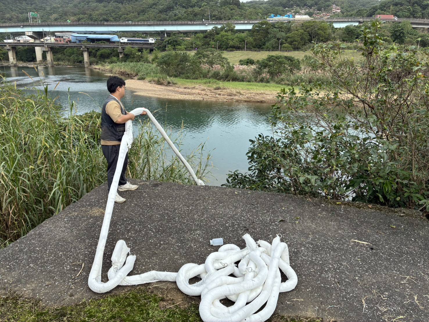 基隆八堵抽水站油污 國光客運保修廠涉偷排廢水