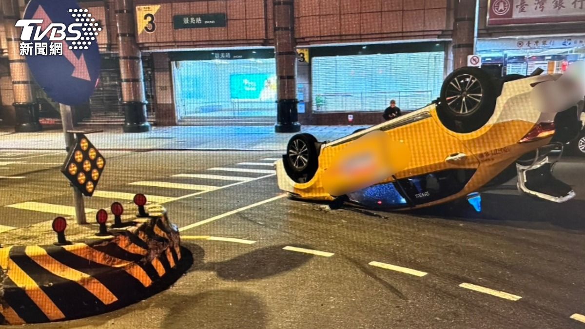 北市警局前意外　小黃左轉自撞庇護島翻車