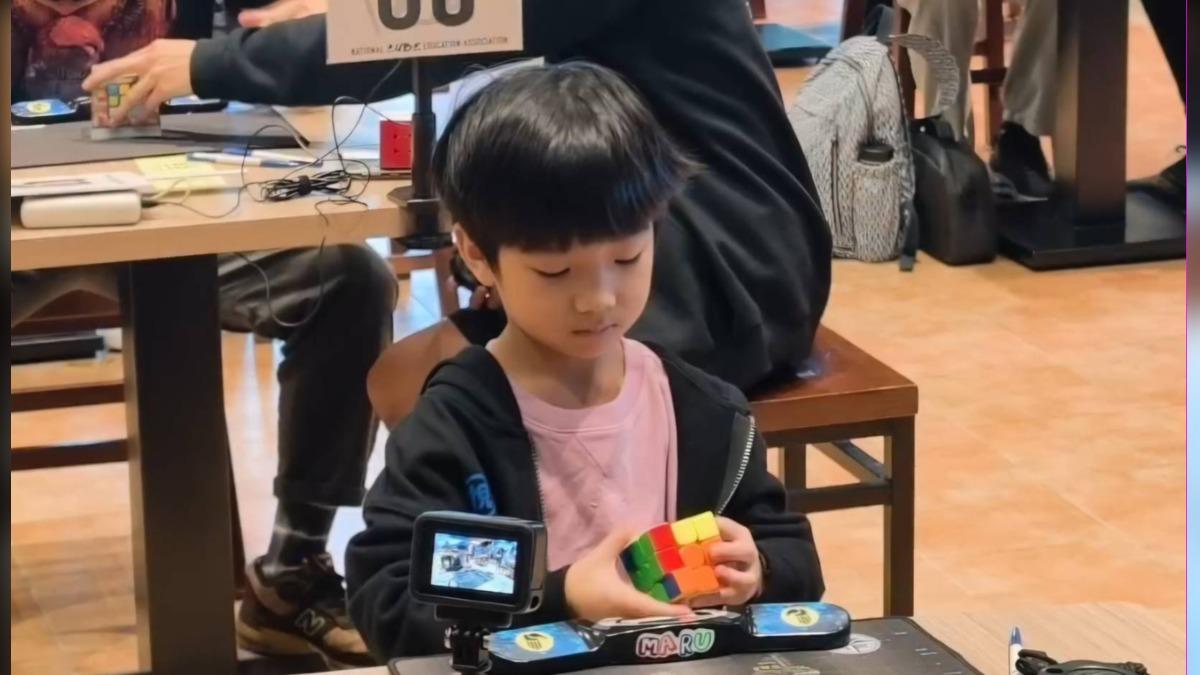 第三屆飛機盃國際魔術方塊大賽桃園機場開幕　九國青年高手爭霸