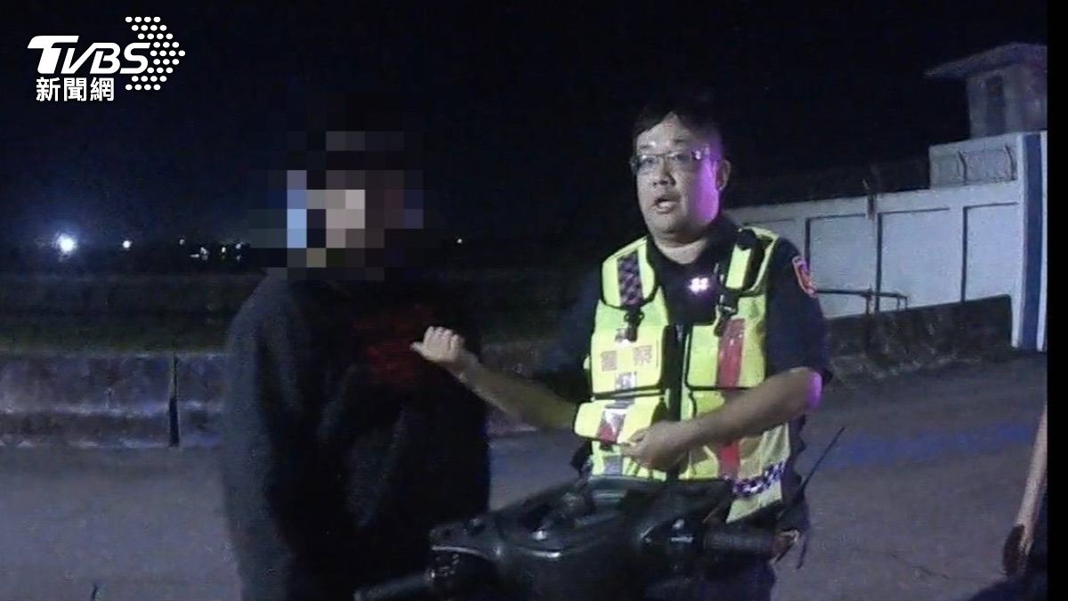 無照騎士改裝車飆速連闖7紅燈！「狂逃9公里」被攔　下場超慘