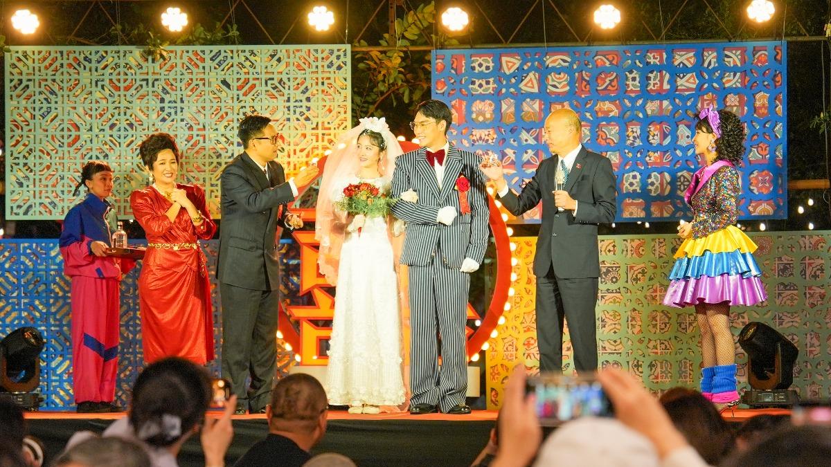 韓國瑜上台敬酒加碼清唱〈夜襲〉 98歲母台下急喊:不可以喝酒