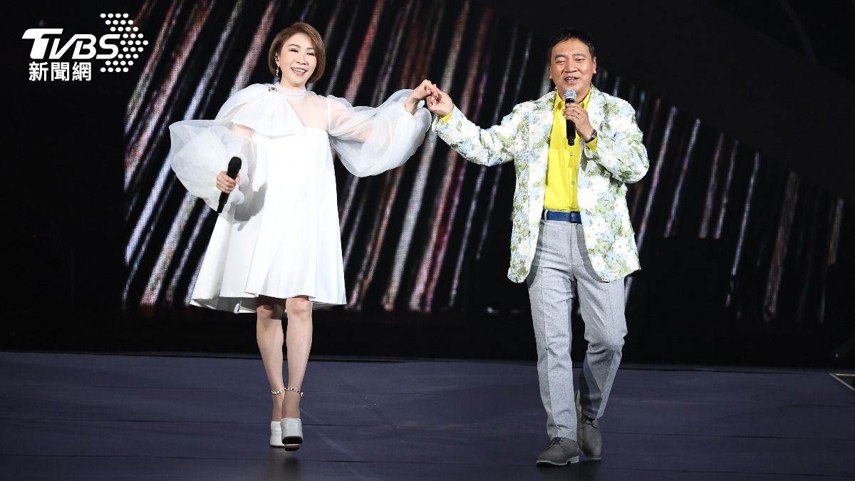 施孝榮突喊「唱到快發瘋」揭崩潰內幕　李翊君陪唱美背被看光