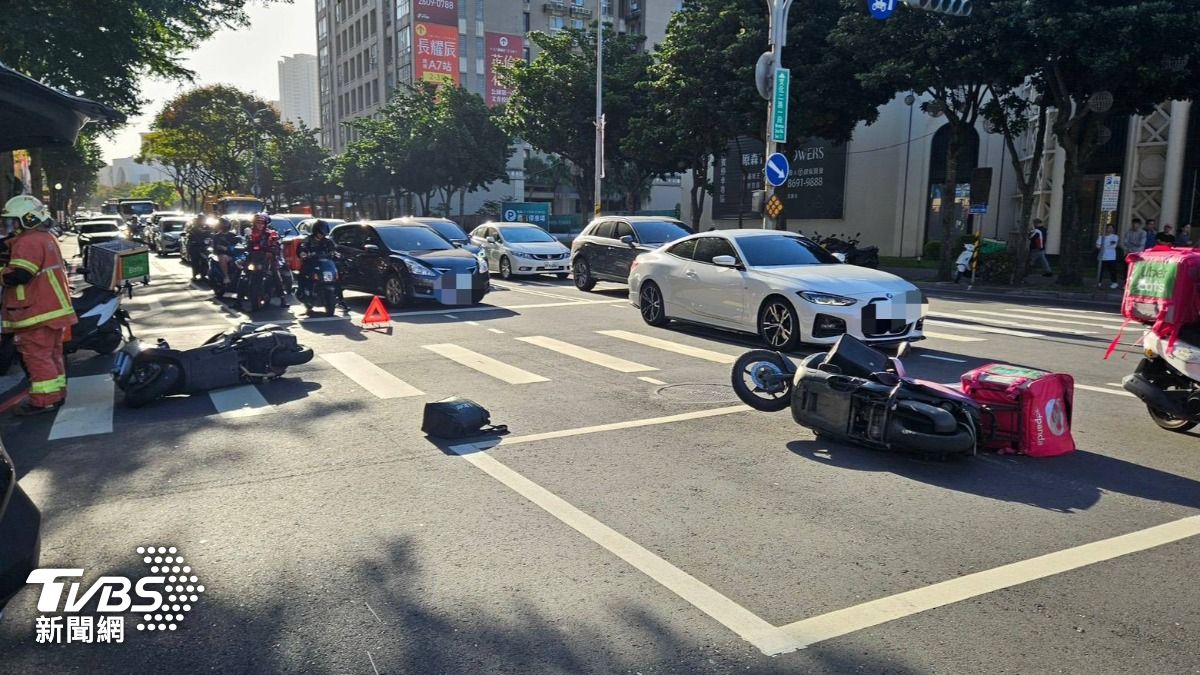 疑誤踩油門！新北媽載2孩看病「突衝撞3騎士」　熊貓慘被擊落