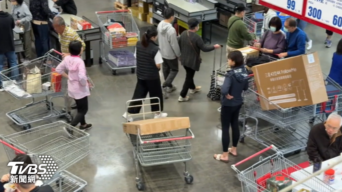 黑五倒數！　萬人擠美式賣場　民眾：排半小時進不去