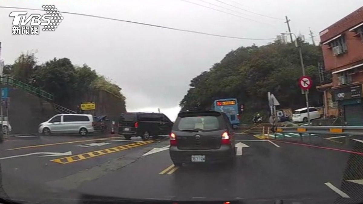 獨／新北最美102縣道「瑞雙公路」藏陷阱！　右車道「禁右轉」