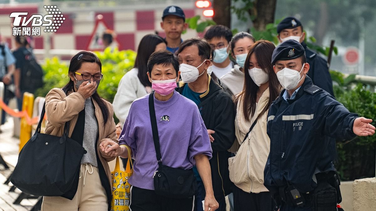 香港火遺體難辨!父母住27樓失聯男痛哭 罹難翁手握證件