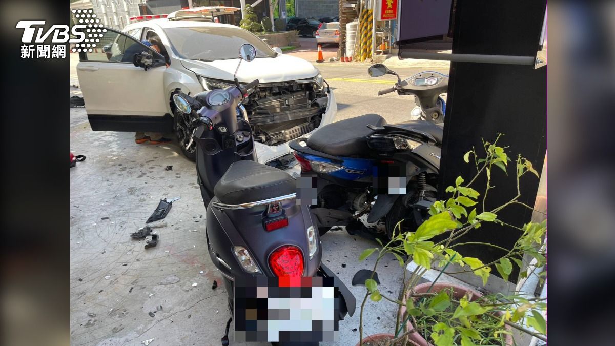 牙醫師巡診疑恍神　自撞招牌再撞3汽機車　黑狗嚇腿軟