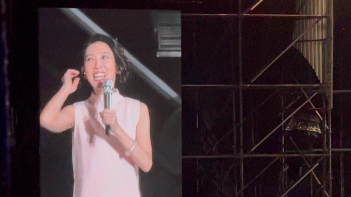 戴佩妮出事了！開唱突被砸嚇喊要收驚　苦嘆：第一次遇到