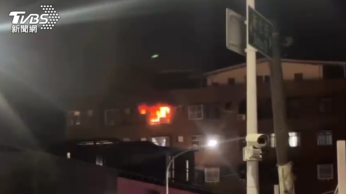 高雄駁二周邊民宅鐵窗竄火舌！25歲大馬女大生昏迷救出