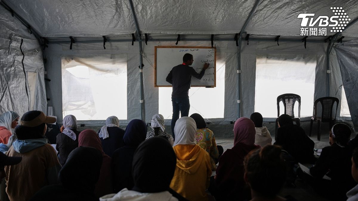 瓦礫中搭教室　加薩學童面臨書本與覓食之戰