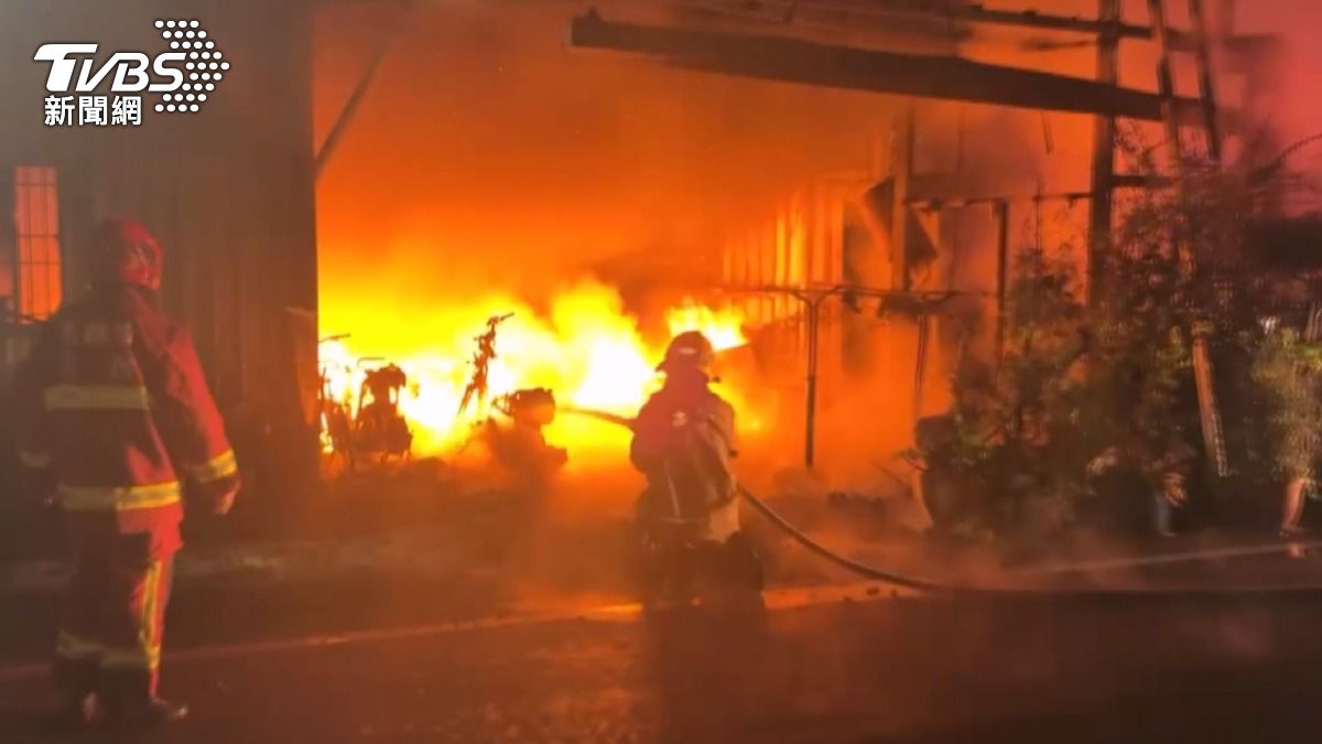凌晨爆炸聲嚇醒鄰居！  高雄保養廠「陷火海」二樓驚見女屍　