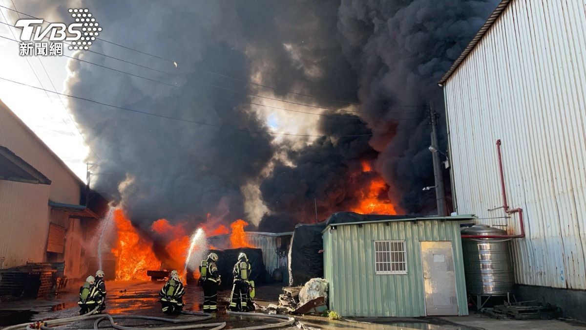 快訊／蘆竹回收場大火！黑煙直竄天際　疑電纜燃燒釀禍