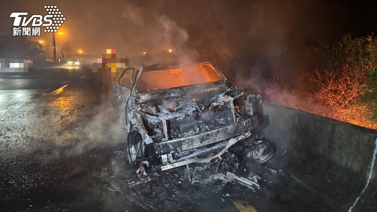 快訊／75歲男騎士「國道逆向」撞車慘死　機車嵌入轎車燒成廢鐵