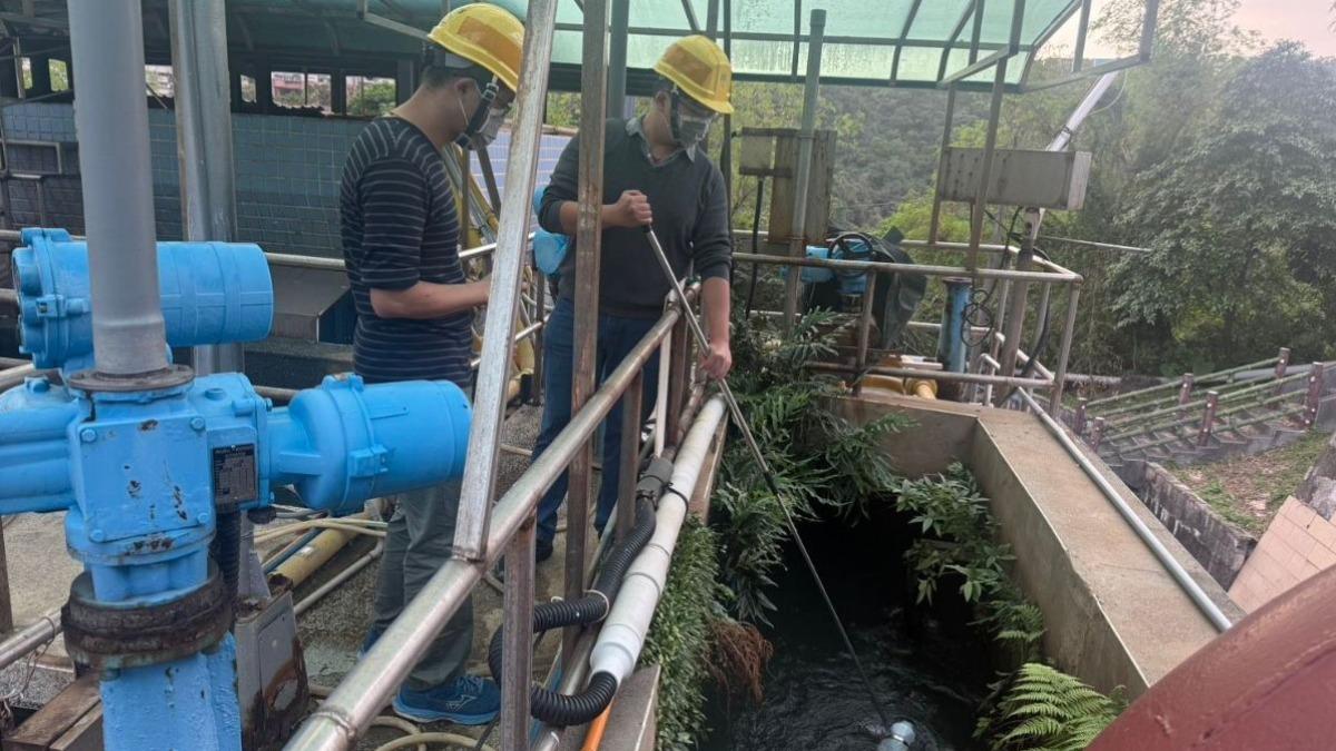 基隆、汐止自來水飄汽油味！八堵抽水站遭污染　賣場水被搶空