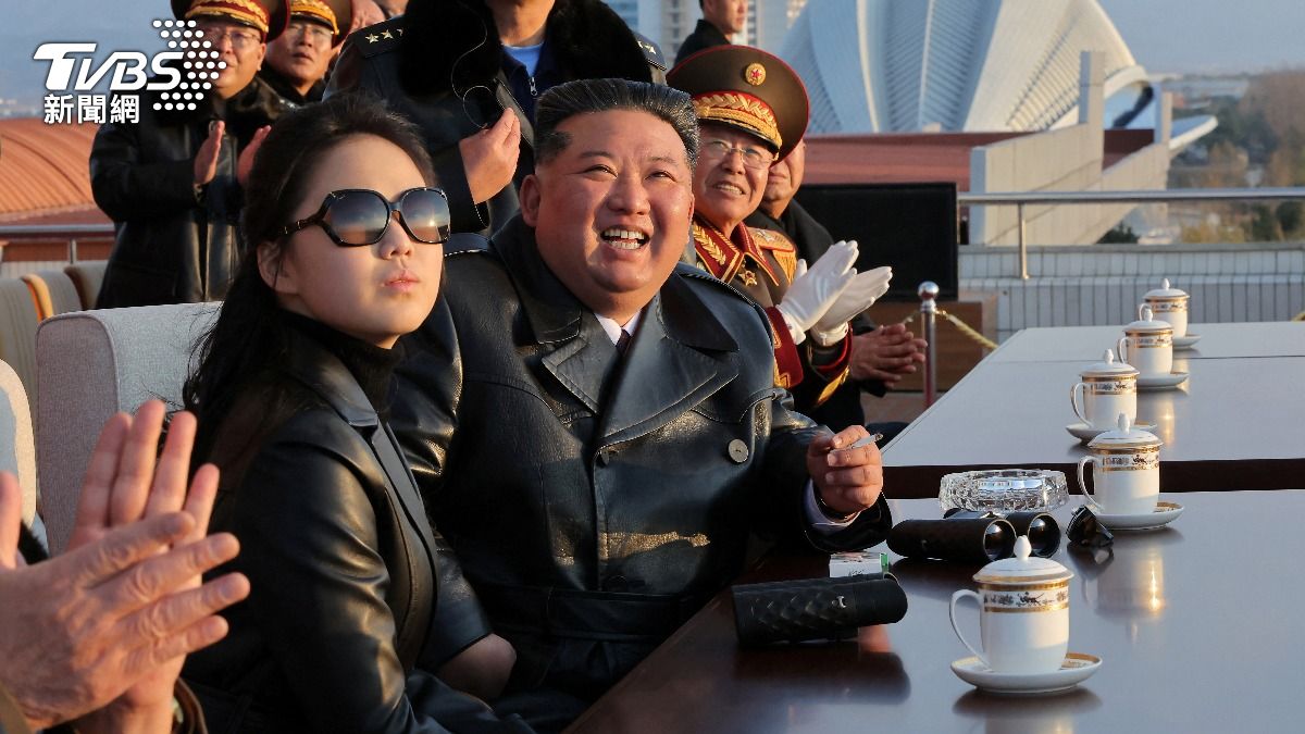 金正恩宣布空軍新任務　女兒金主愛神隱90天「父女裝」亮相
