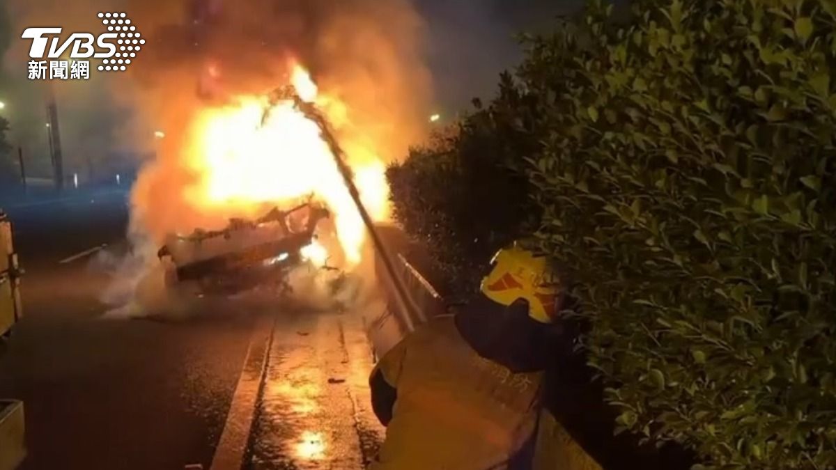 7旬男凌晨「騎上國道」 逆撞汽車噴飛亡 2車陷入火海