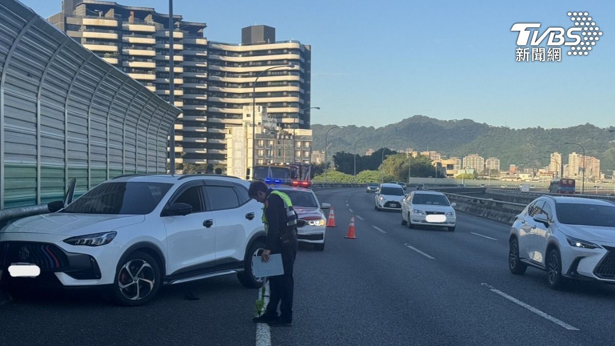 驚險！國3碧潭段46歲男載母「開到一半突昏迷」自撞護欄