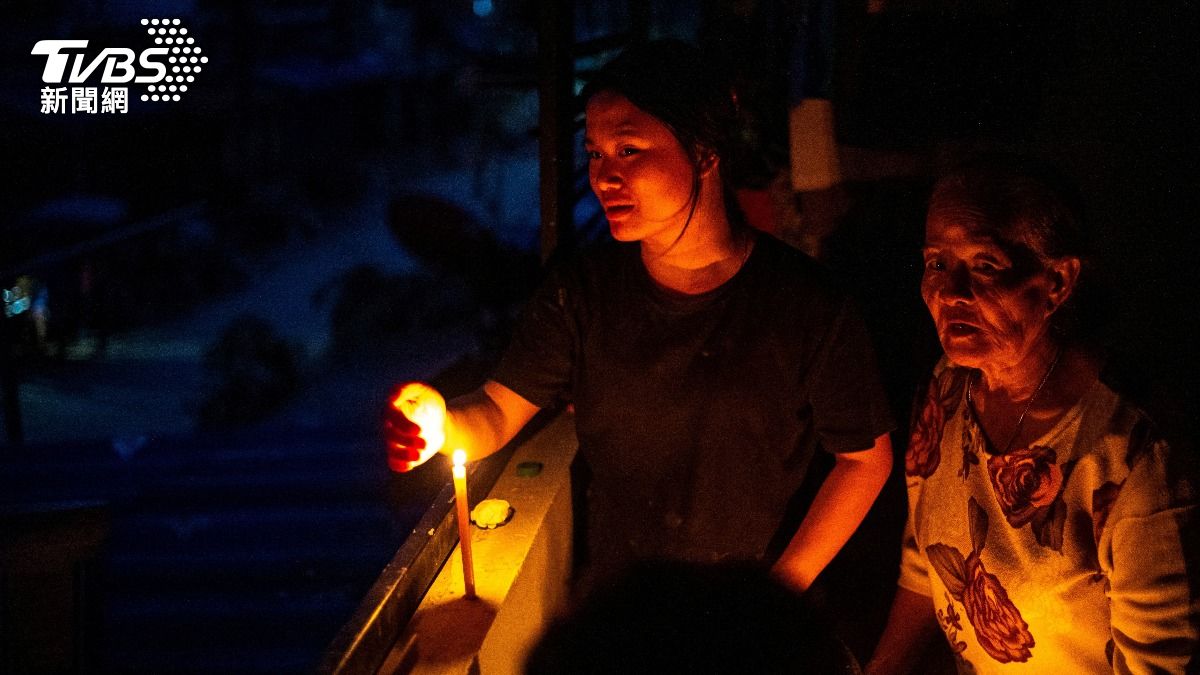 東南亞洪水近700死! 泰國一家人爬上家具 苦撐48hrs獲救