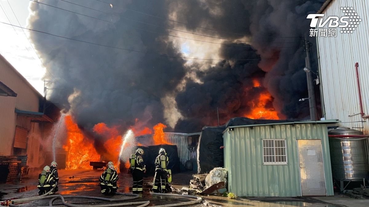 「風速1.9公尺」加速濃煙擴散！桃園電纜回收廠燒成焦黑　環保局籲：關閉門窗