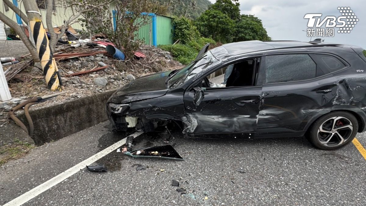 英國男駕車台11線自撞水溝！「車毀爆胎」滑行5公尺　氣囊全彈開