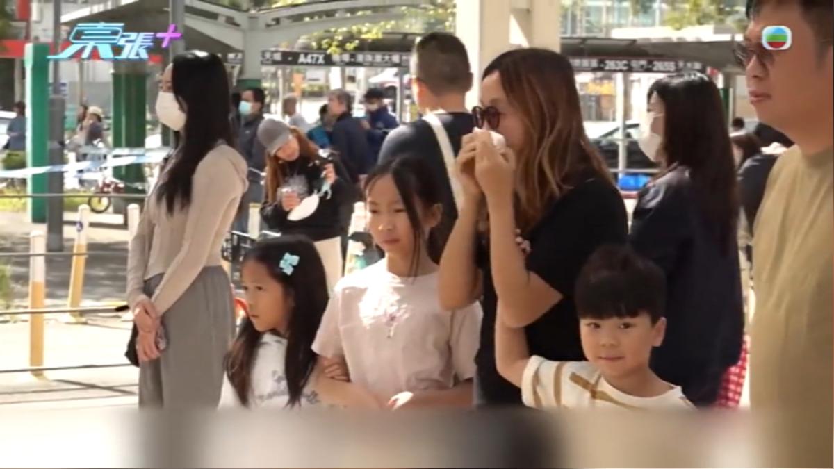 水火無情! 家長帶孩子悼宏福苑惡火 盼學會「敬畏生命」