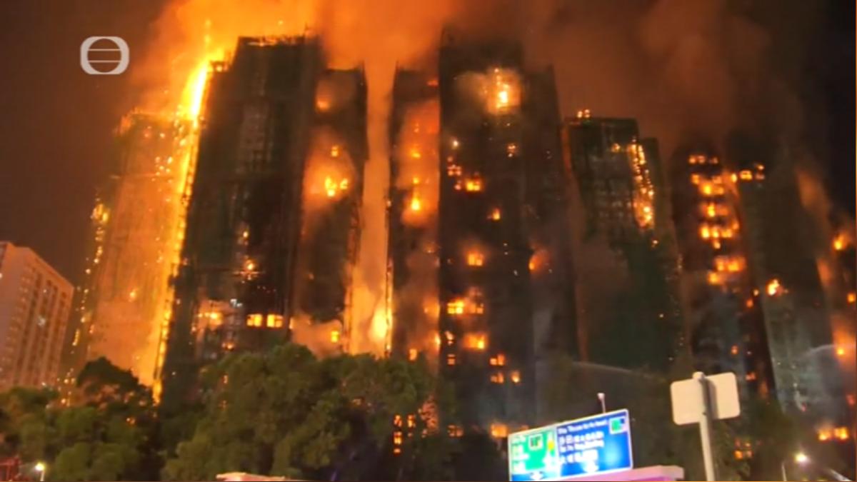 趁亂聯署! 港男藉宏福苑大火涉「煽動」 港警逮人