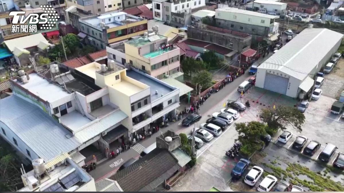 白沙屯媽祖掛曆搶翻!千人排隊領免費 「這舉動」讓信眾瘋狂卡位