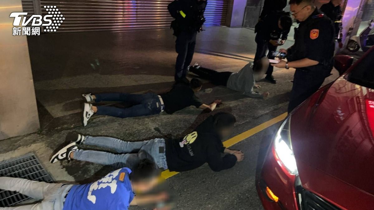 血濺新竹城隍廟！21歲男為討1萬多元修車費　持開山刀砍傷工讀生