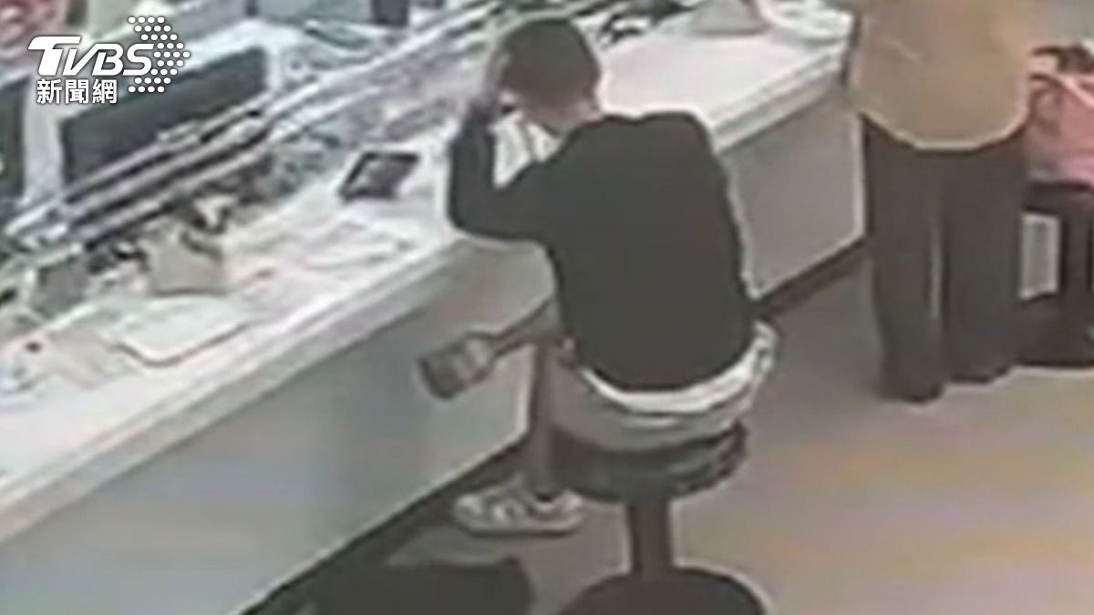 偵查佐追捕「出金手」!破3大詐騙集團獲頒警光獎 新北警攔截19億詐款