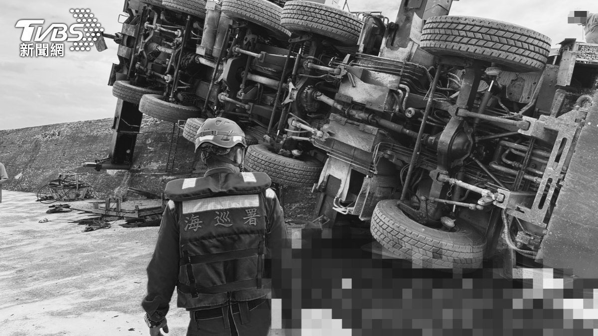 台東成功漁港吊車翻覆意外　1人無呼吸心跳、1人受困搶救中