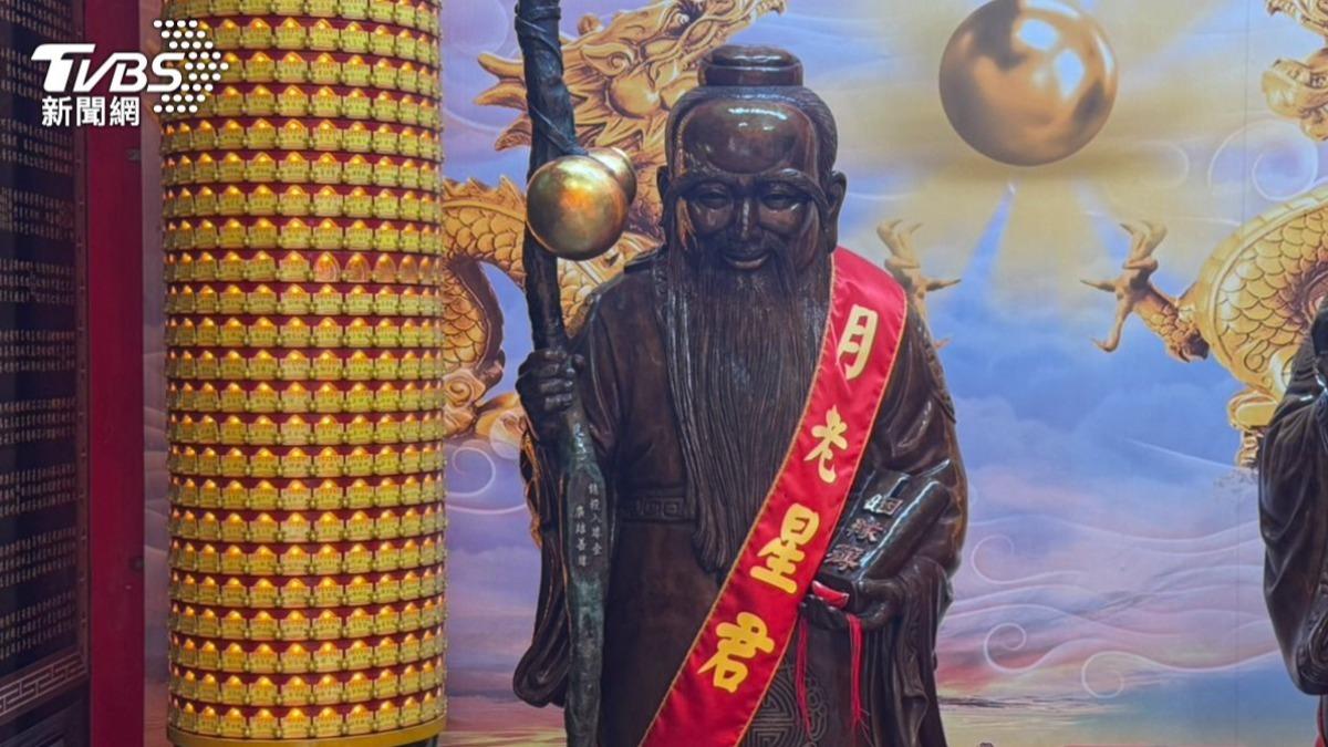 不要桃花「改求1緣」？韓旅團月老廟參拜　她看滿桌小卡狂笑　