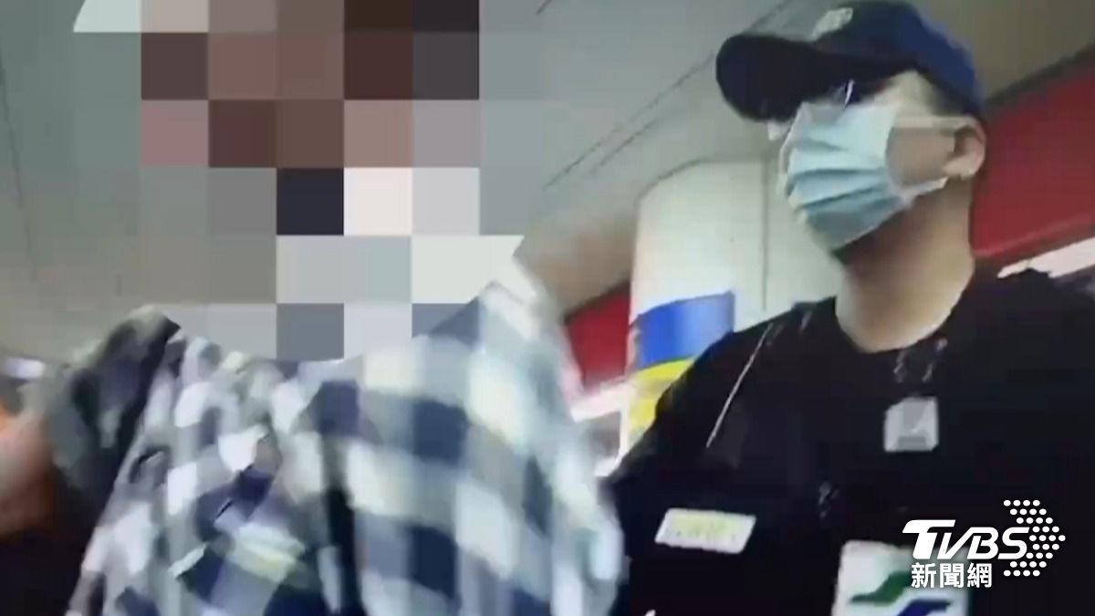 超失控！北捷醉男「突親女乘客肩」還毆站長　遭壓制畫面曝