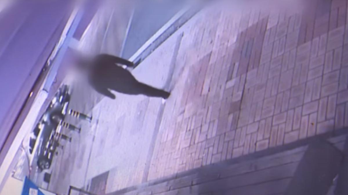 公寓持刀砍死7旬母！韓男赤腳徘徊街頭被逮捕　動機仍成謎