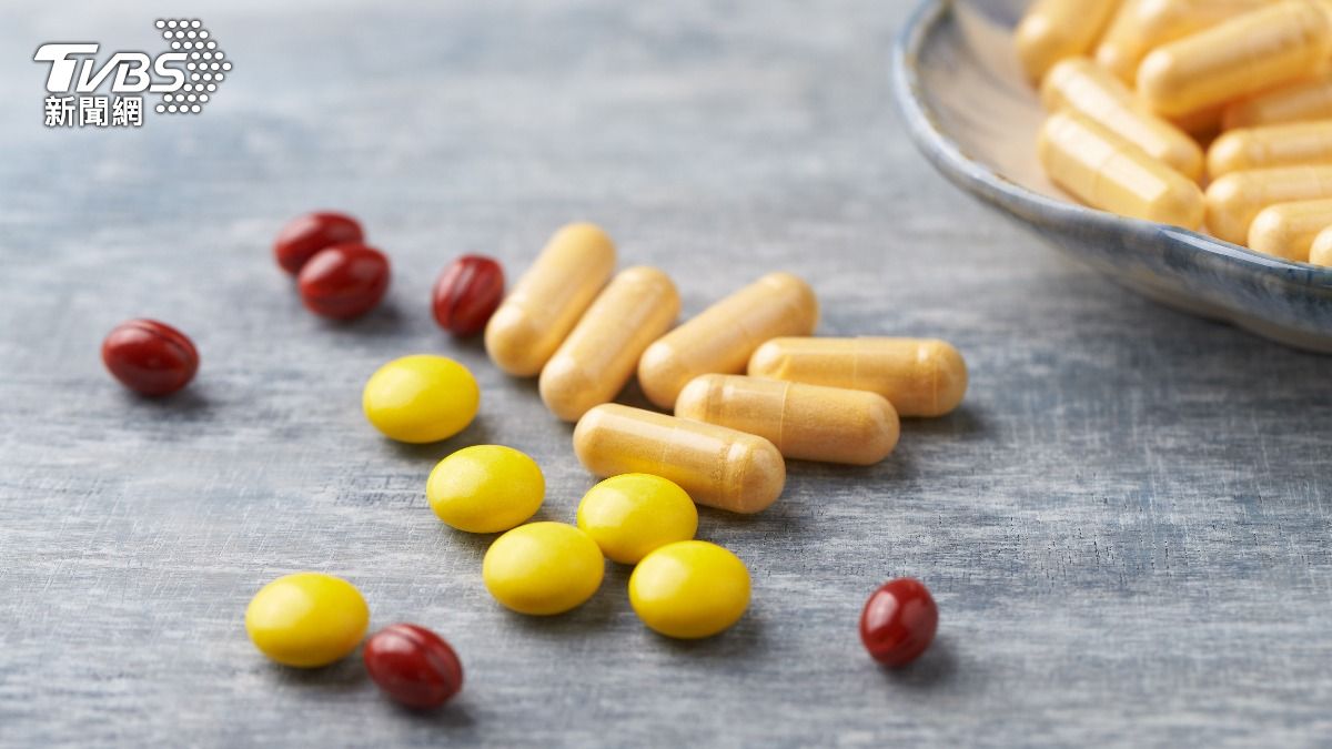 她吃保健品出現「喉嚨異物、黑便」症狀！醫曝：恐胃潰瘍