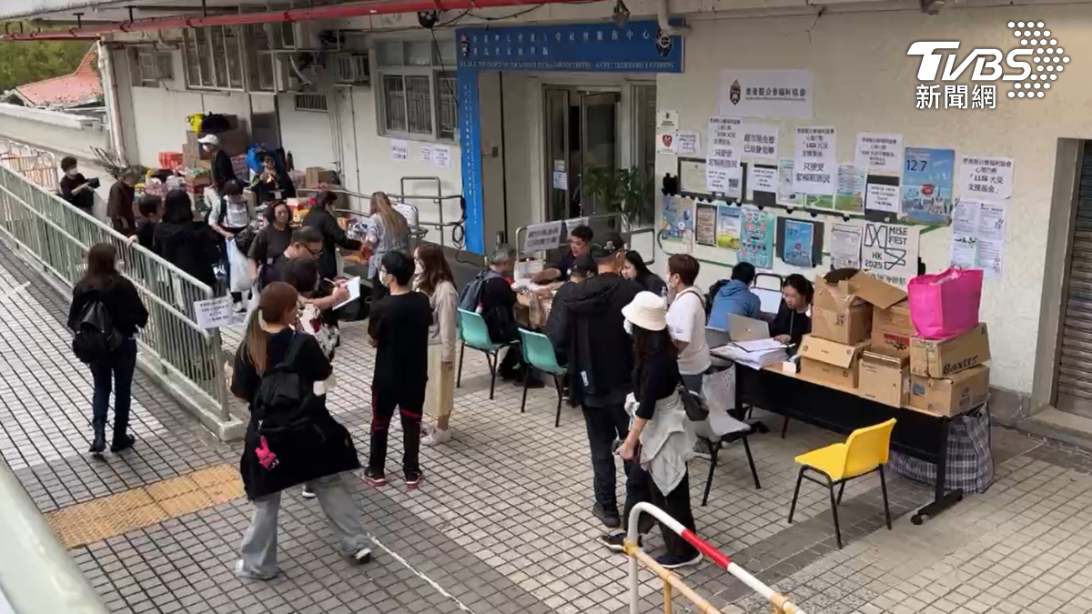 物資蟑螂？　大媽提兩大包搭港鐵　疑盜領宏福苑物資引公憤