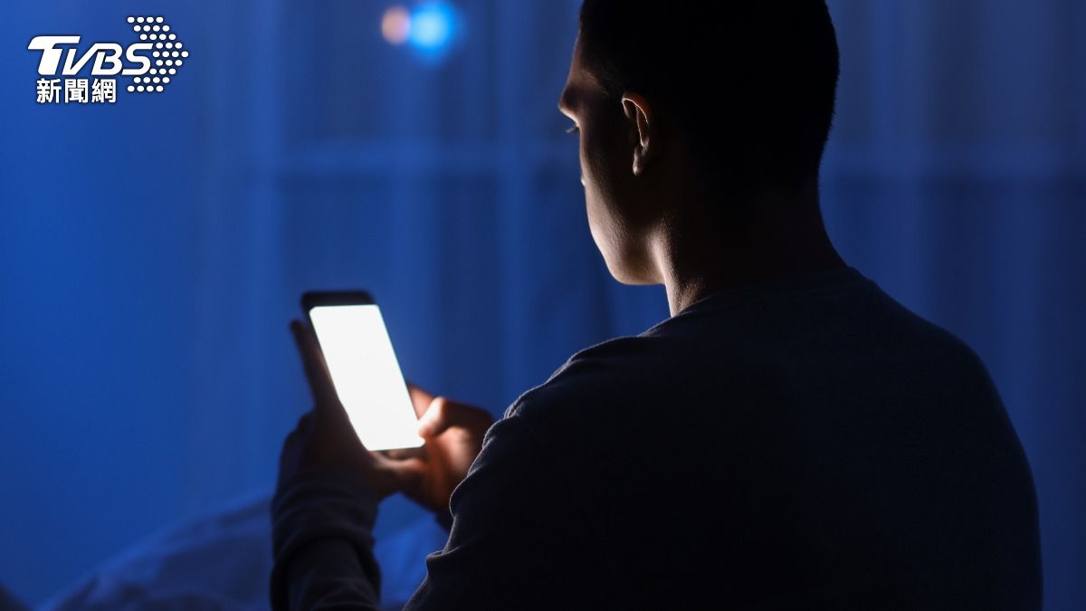 15歲僅138cm!陸少年狂熬夜滑手機 醫曝原因嘆:不會再長了