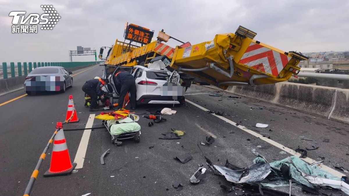 快訊/台61驚悚車禍!22歲男猛撞前方工程車 塞車底重傷亡
