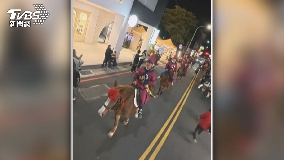 古代捕快穿越一中!「10匹馬隊」整齊踏街 煙火炸街惹議