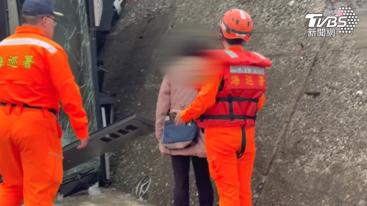 配重疏失?風大?180噸吊車翻覆釀死 家屬崩潰落淚