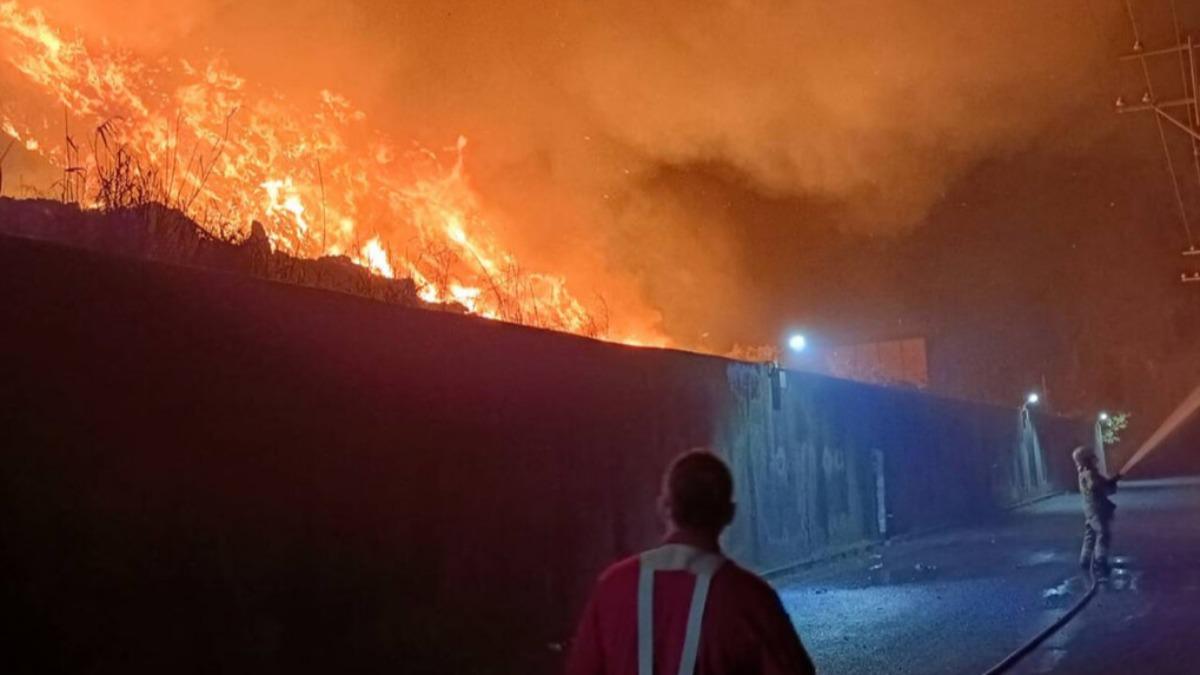 台南第三掩埋場晚間起火!20公尺垃圾堆猛燒 消防出水灌救