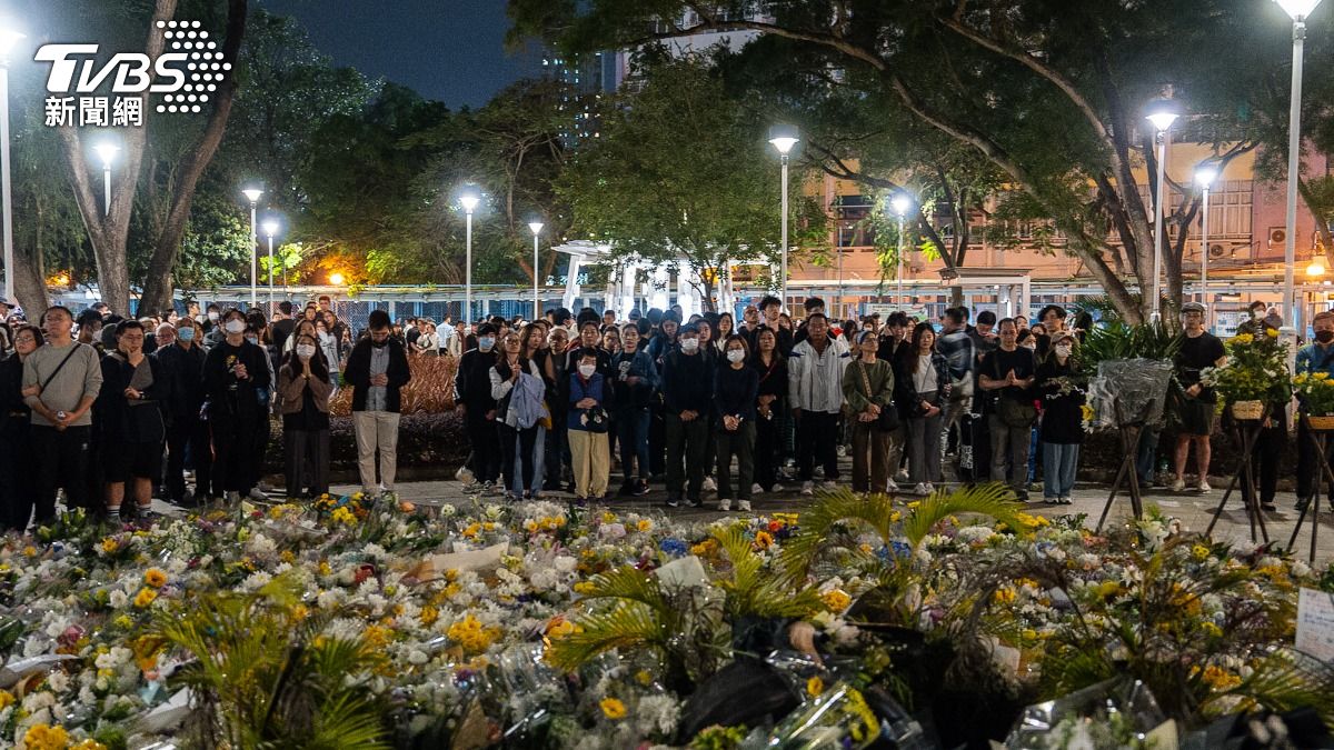 香港宏福苑大火奪命 民眾排隊獻花悼念