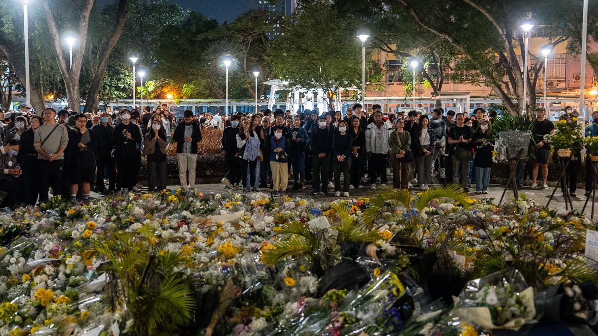 香港宏福苑大火增至146死 港民淚崩獻花