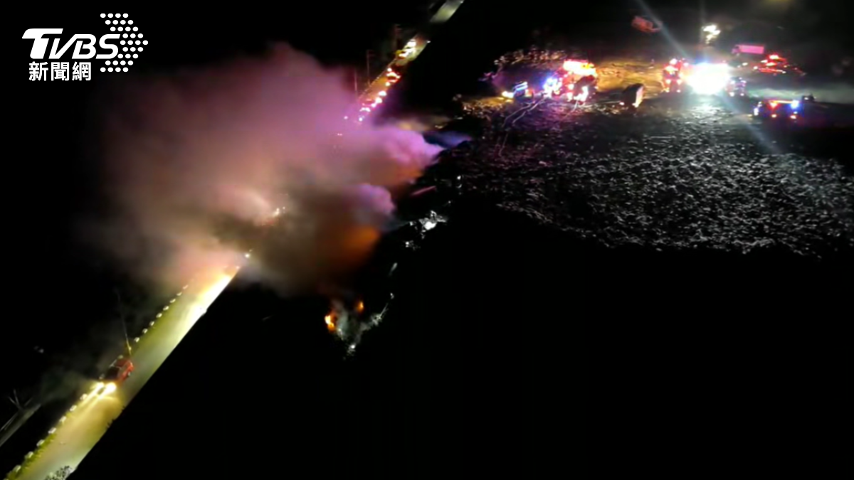 快關窗！台南城西掩埋場起火　6層樓高垃圾山狂燒