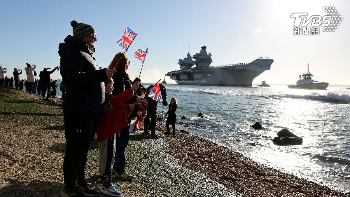 威爾斯親王號航艦打擊群返抵英國 數千民眾盛大歡迎