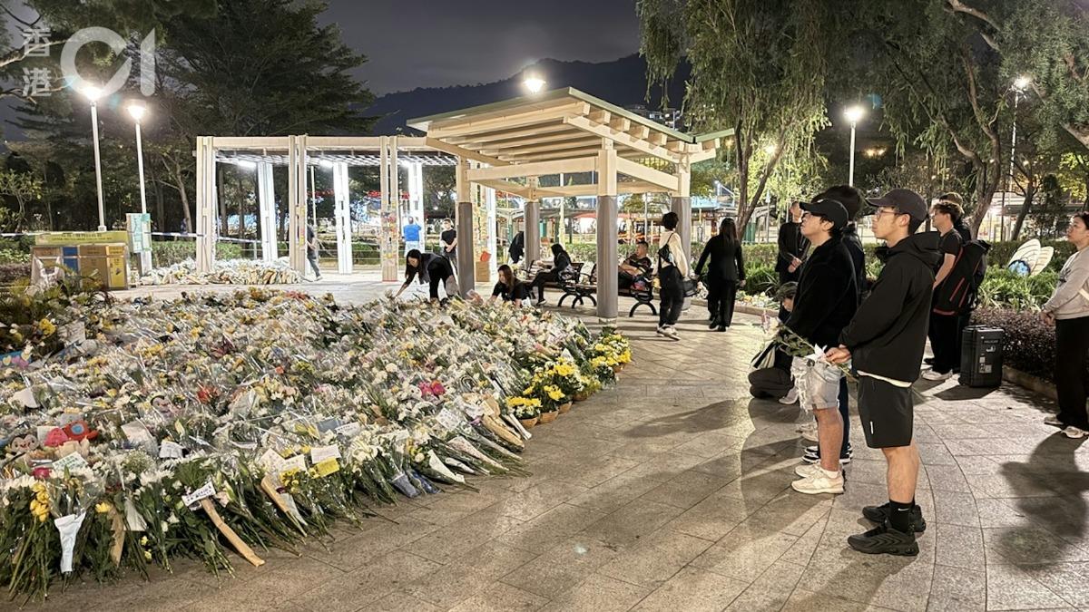香港大火／全港多區花店免費提供花束　民安隊漏夜整理獻花場地